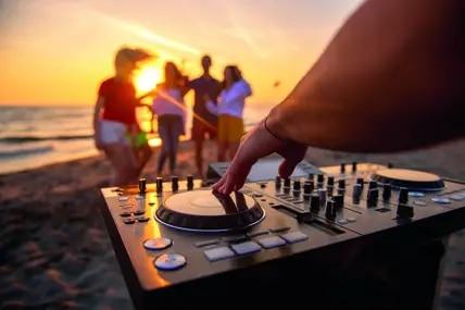 Sonne. Meer und unvergessliche Partys. Noch weitere Wünsche?