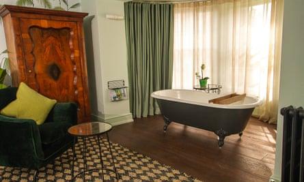 The Kings Arms in Dorchester Bay Room Bath 203